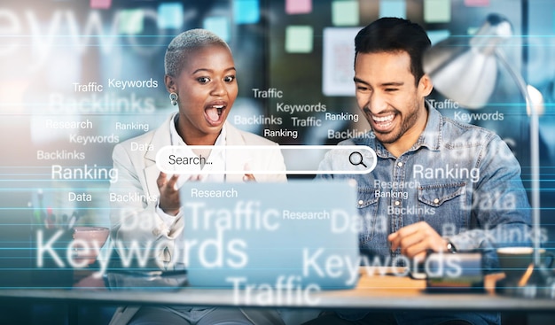 Colaboração de SEO e laptop com empresários no escritório para pesquisa de mídia social e branding Notícias sobrepostas e criativas com homem e mulher negra em agência digital para inicialização e site